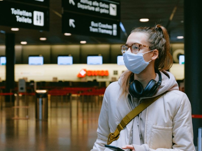 Chica con mascarilla en el aeropuerto